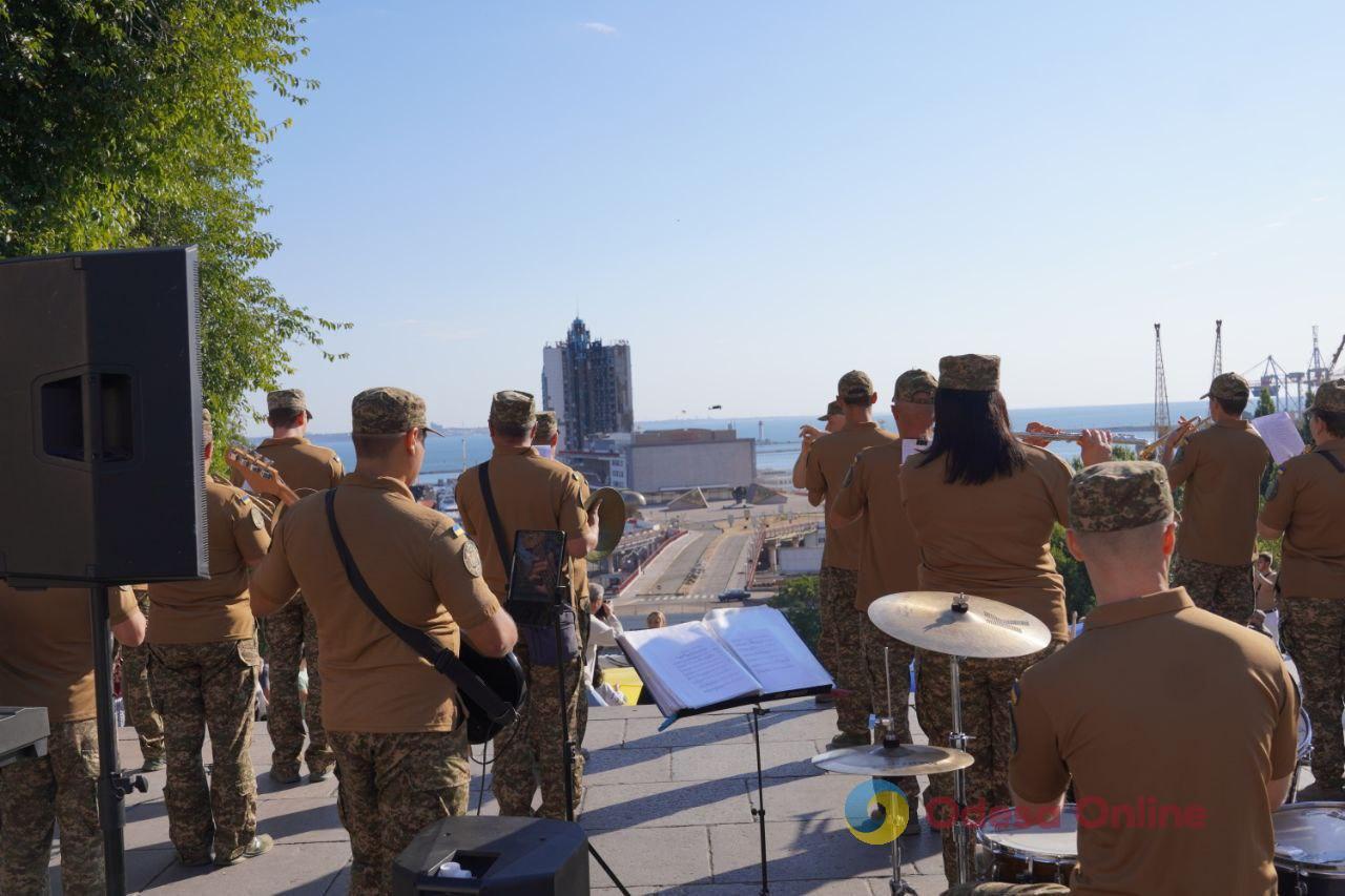 В Одесі на Потьомкінських сходах розгорнули 34-метровий прапор України (фото)