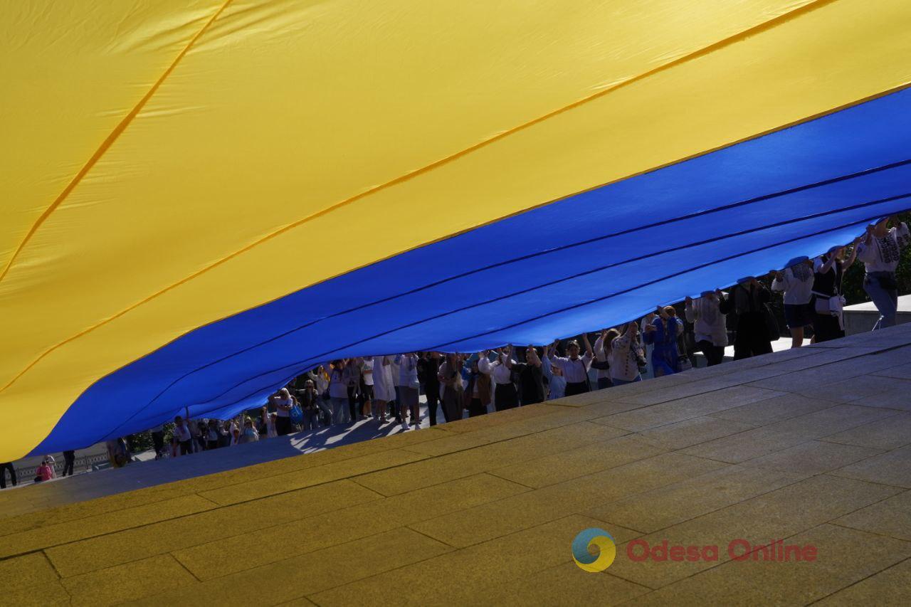 В Одесі на Потьомкінських сходах розгорнули 34-метровий прапор України (фото)