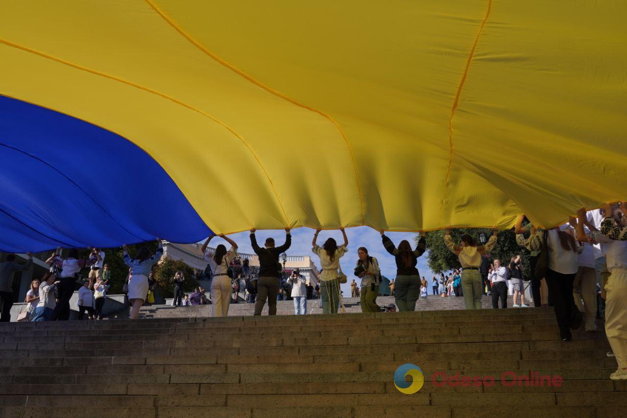 В Одесі на Потьомкінських сходах розгорнули 34-метровий прапор України (фото)