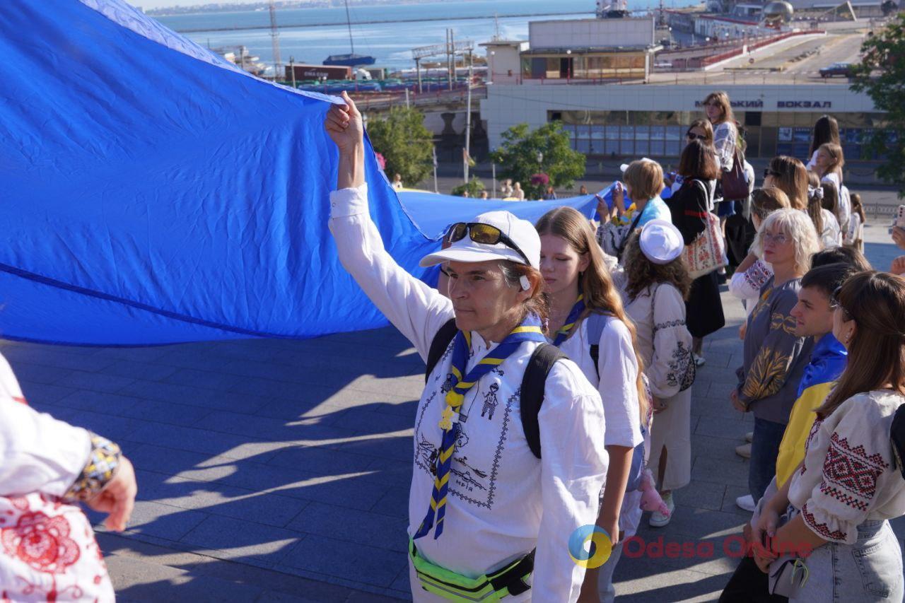 В Одесі на Потьомкінських сходах розгорнули 34-метровий прапор України (фото)