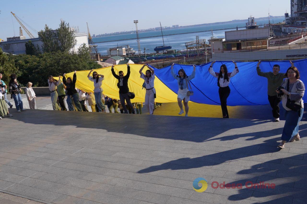В Одесі на Потьомкінських сходах розгорнули 34-метровий прапор України (фото)