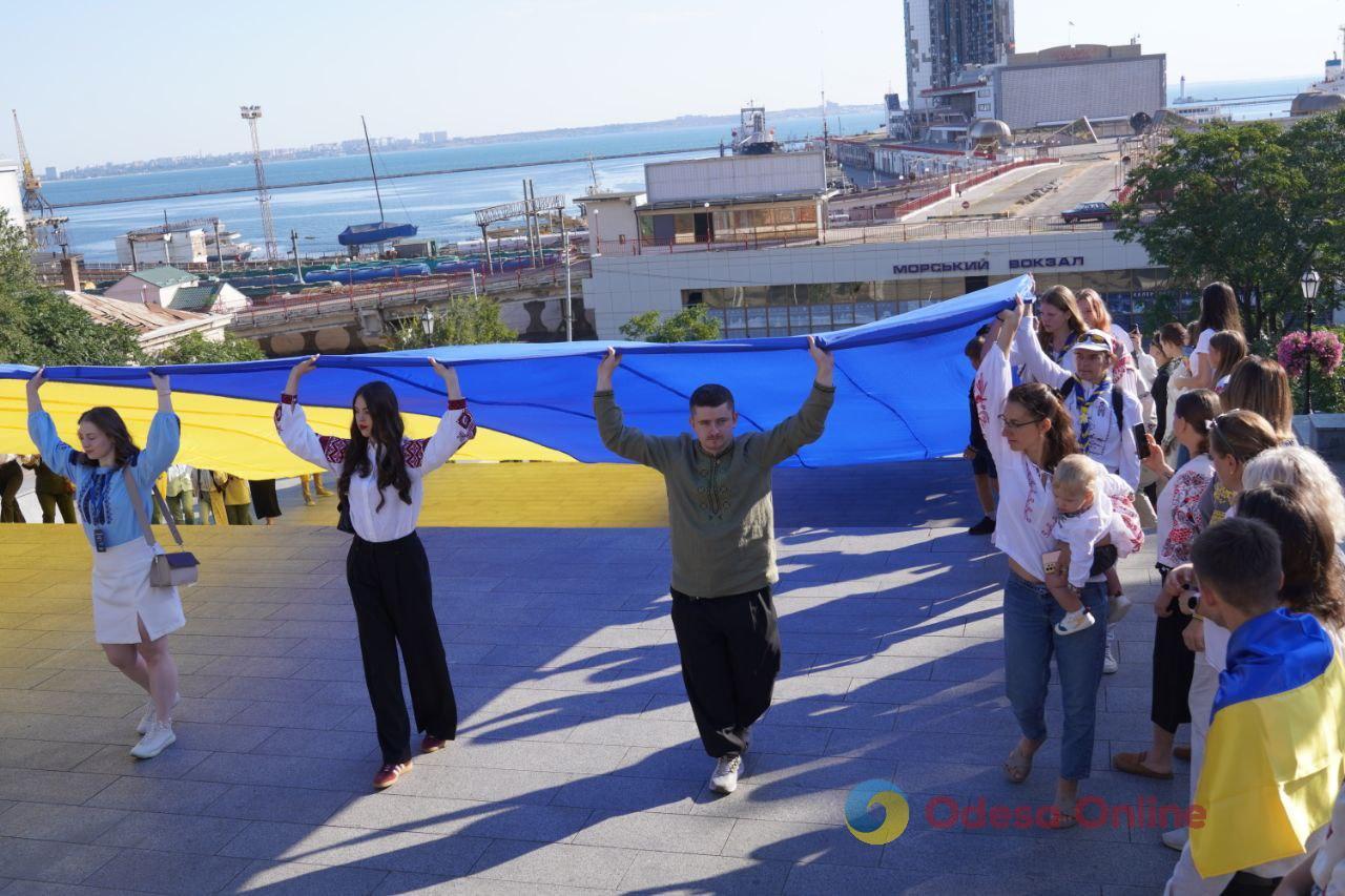 В Одесі на Потьомкінських сходах розгорнули 34-метровий прапор України (фото)