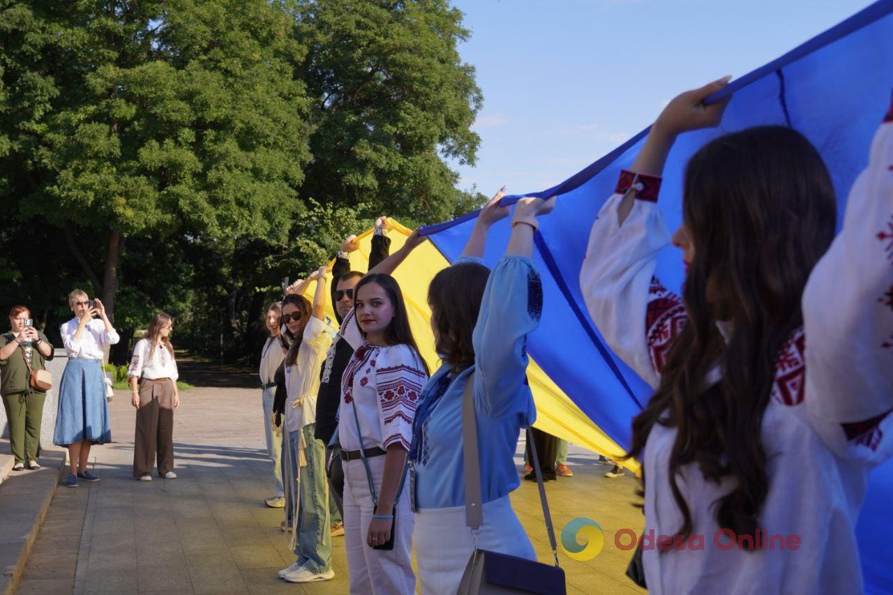 В Одесі на Потьомкінських сходах розгорнули 34-метровий прапор України (фото)