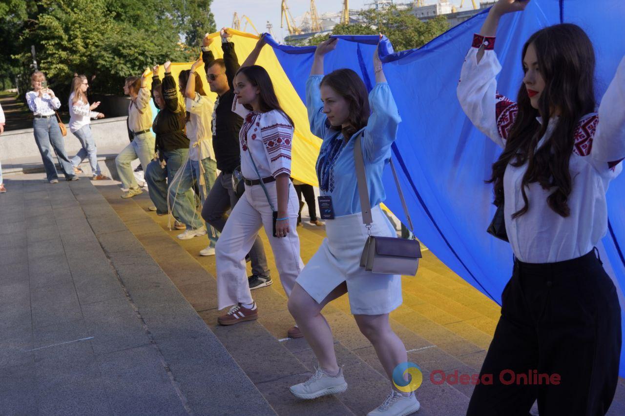 В Одесі на Потьомкінських сходах розгорнули 34-метровий прапор України (фото)
