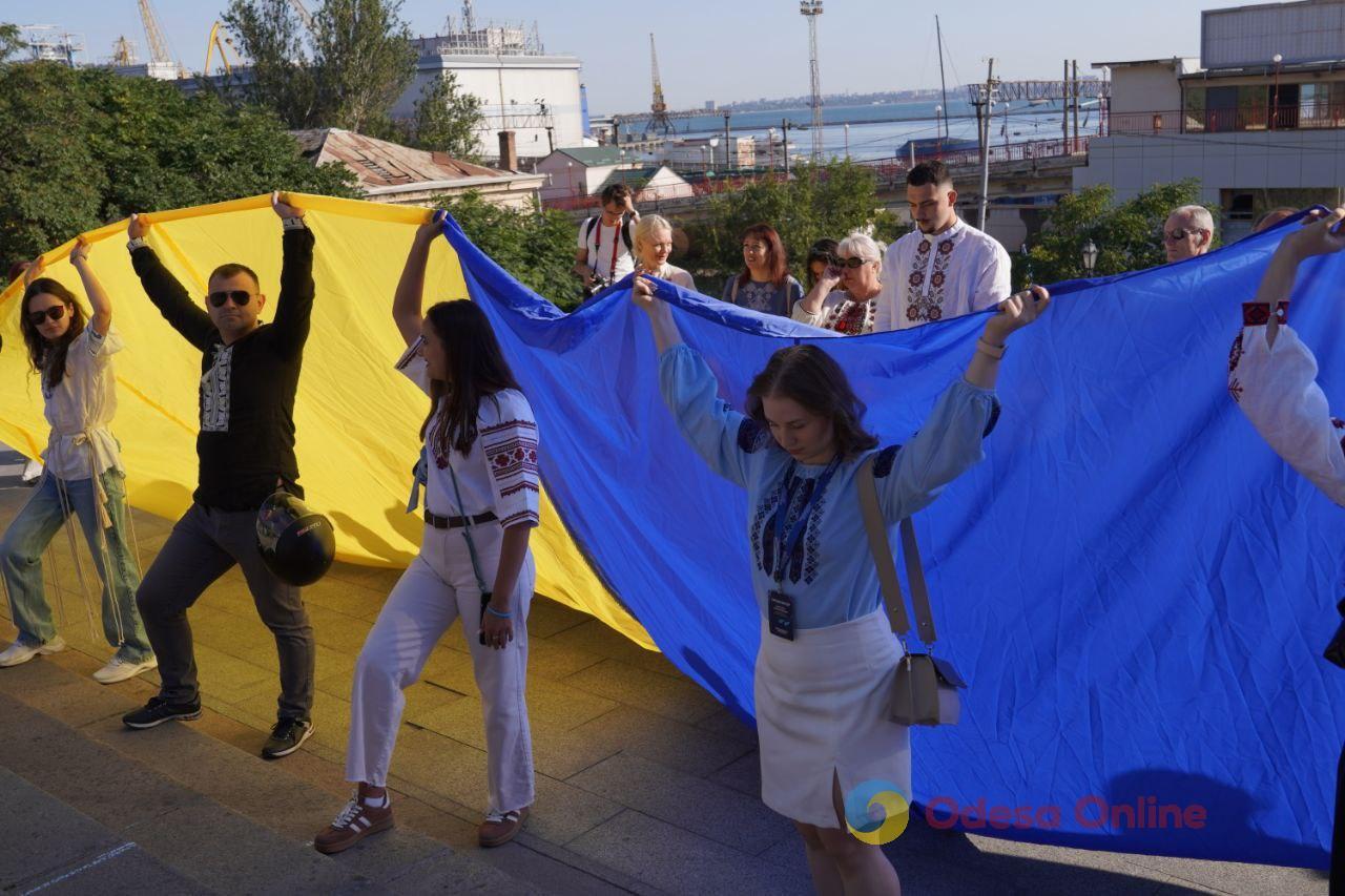 В Одесі на Потьомкінських сходах розгорнули 34-метровий прапор України (фото)