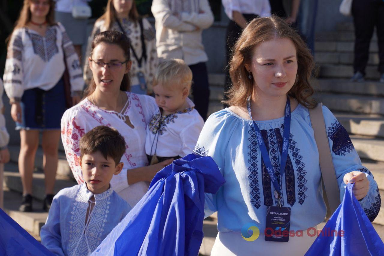 В Одесі на Потьомкінських сходах розгорнули 34-метровий прапор України (фото)