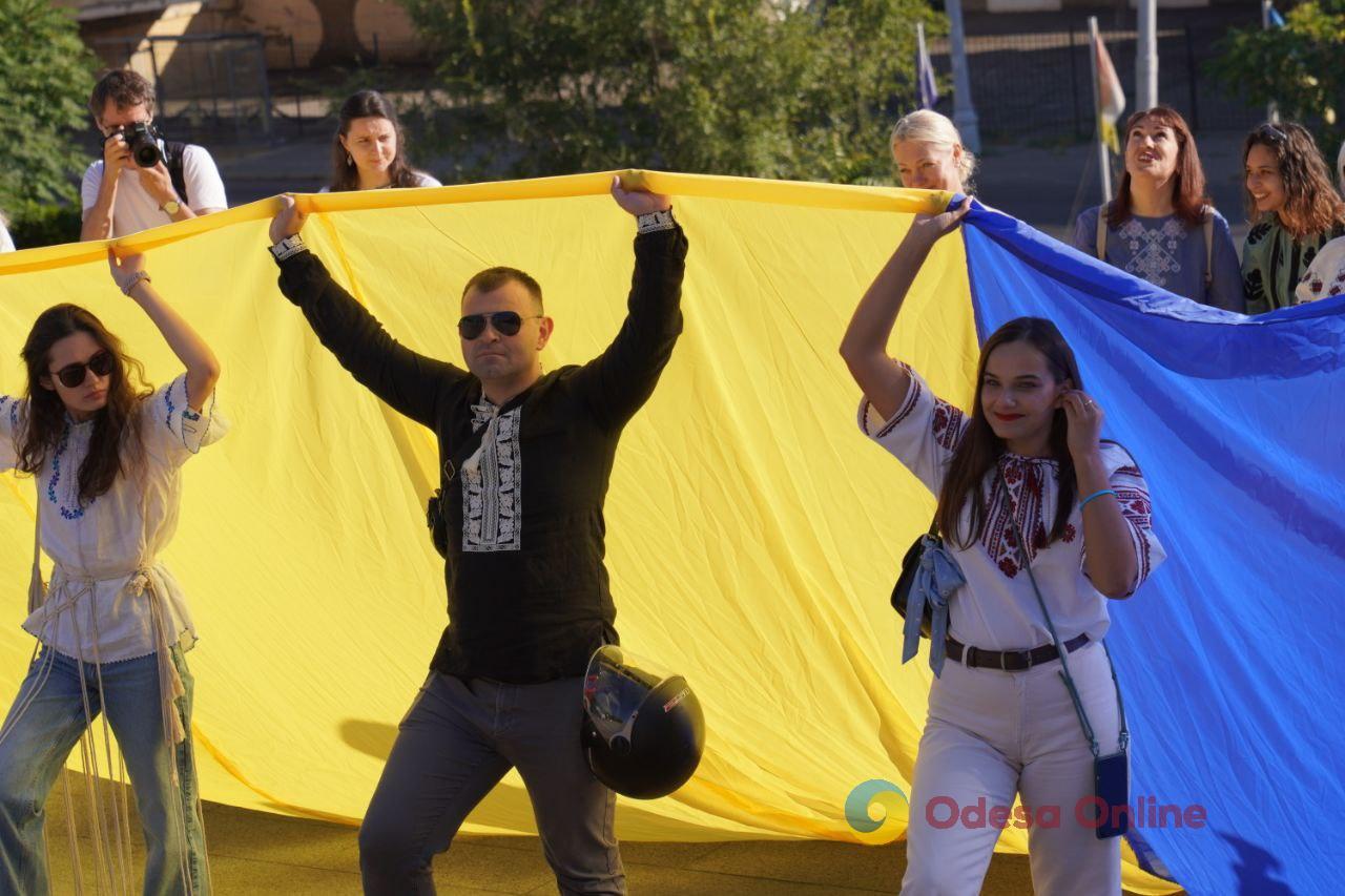 В Одесі на Потьомкінських сходах розгорнули 34-метровий прапор України (фото)