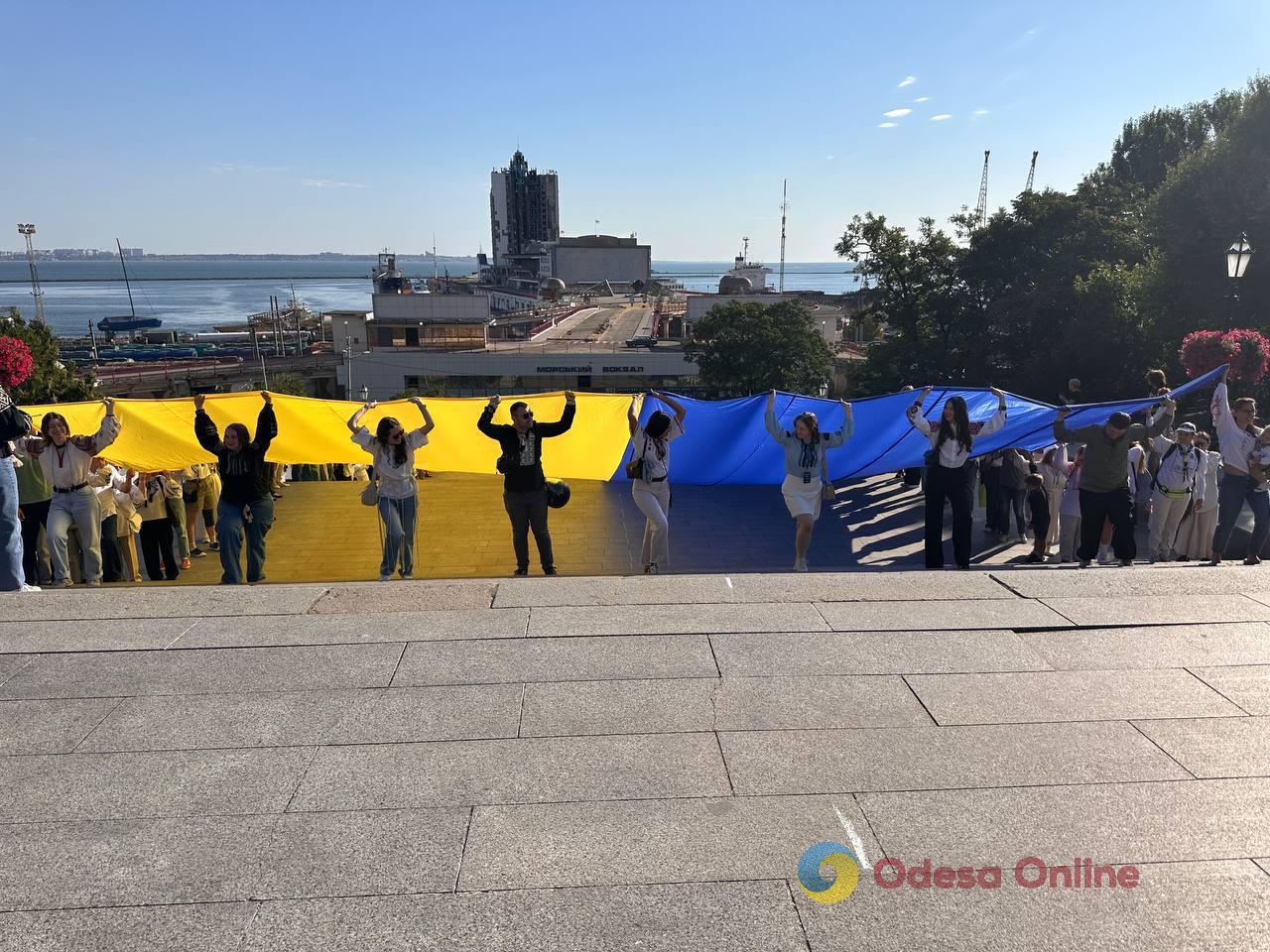 В Одесі на Потьомкінських сходах розгорнули 34-метровий прапор України (фото)