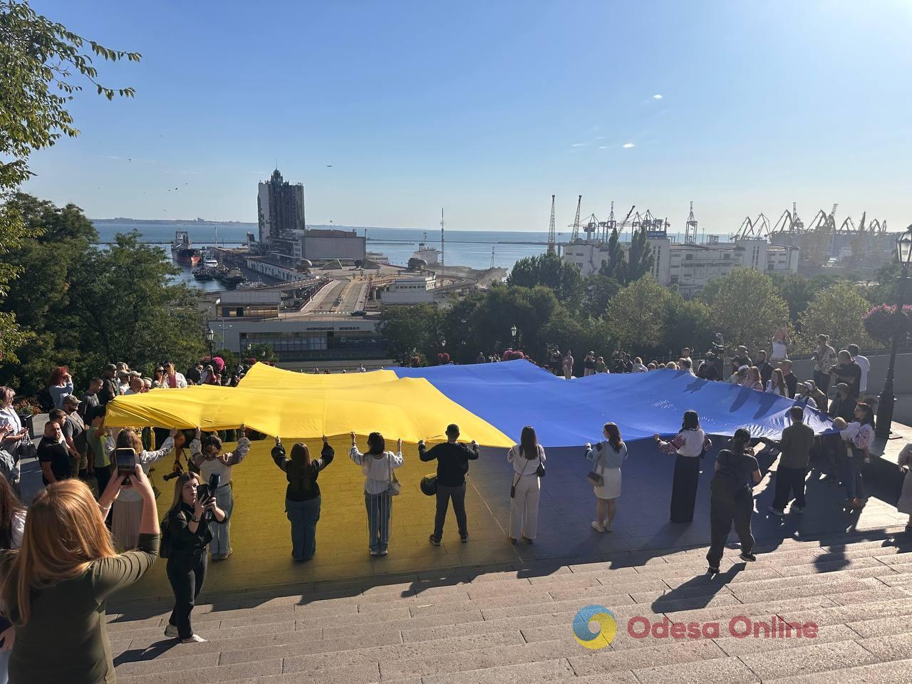 В Одесі на Потьомкінських сходах розгорнули 34-метровий прапор України (фото)