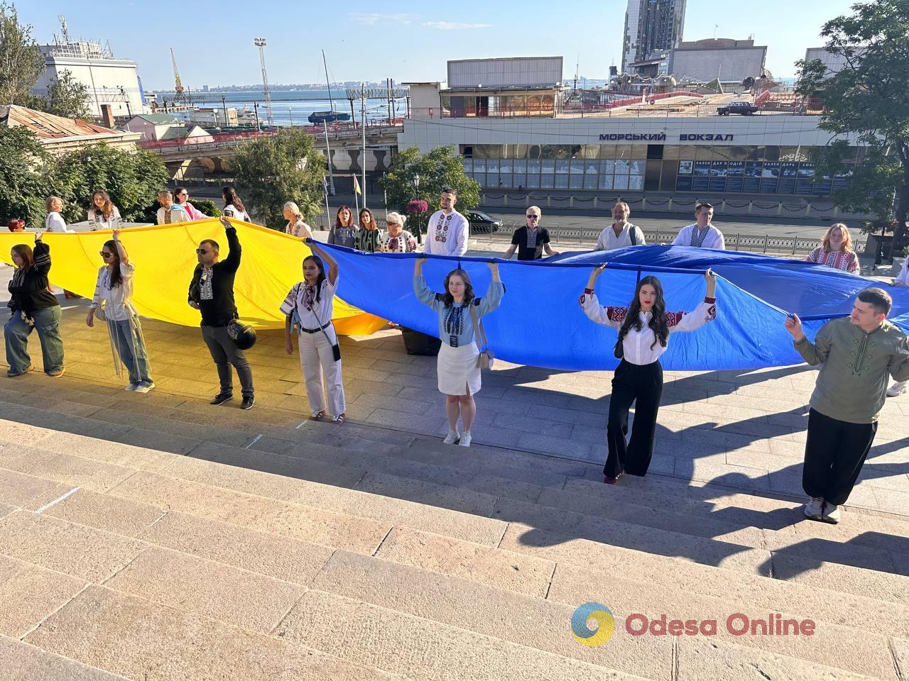 В Одесі на Потьомкінських сходах розгорнули 34-метровий прапор України (фото)