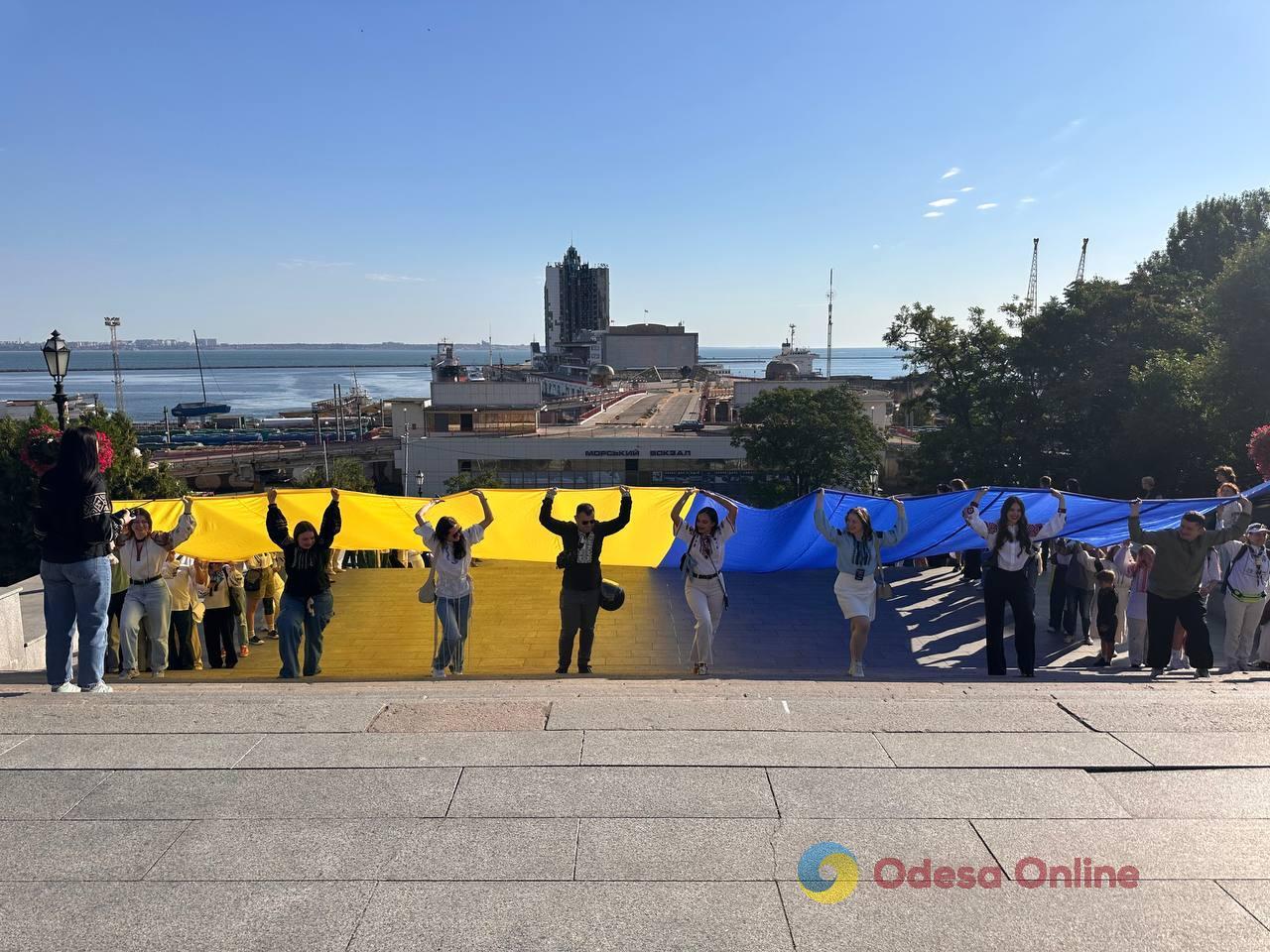 В Одесі на Потьомкінських сходах розгорнули 34-метровий прапор України (фото)