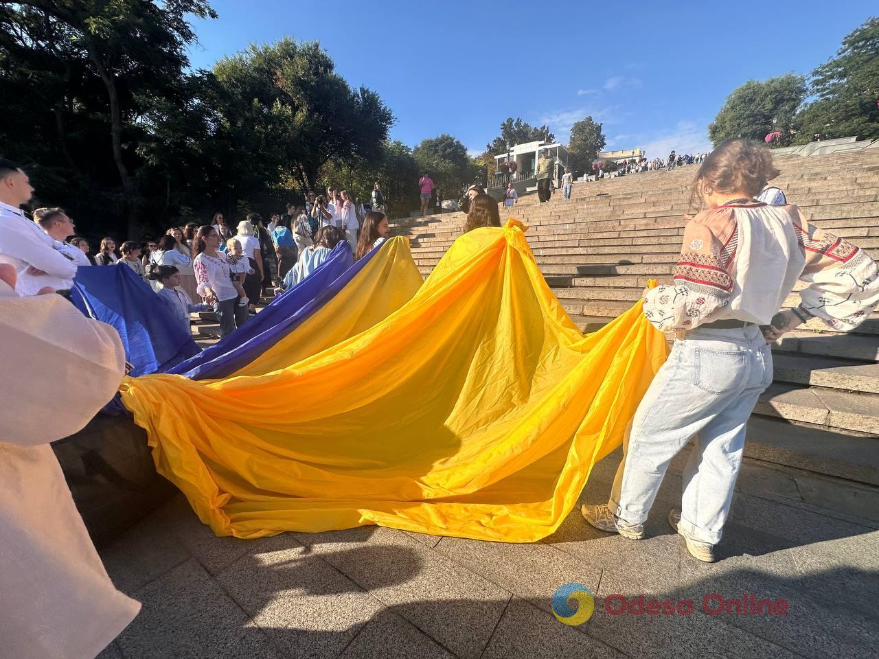 В Одесі на Потьомкінських сходах розгорнули 34-метровий прапор України (фото)