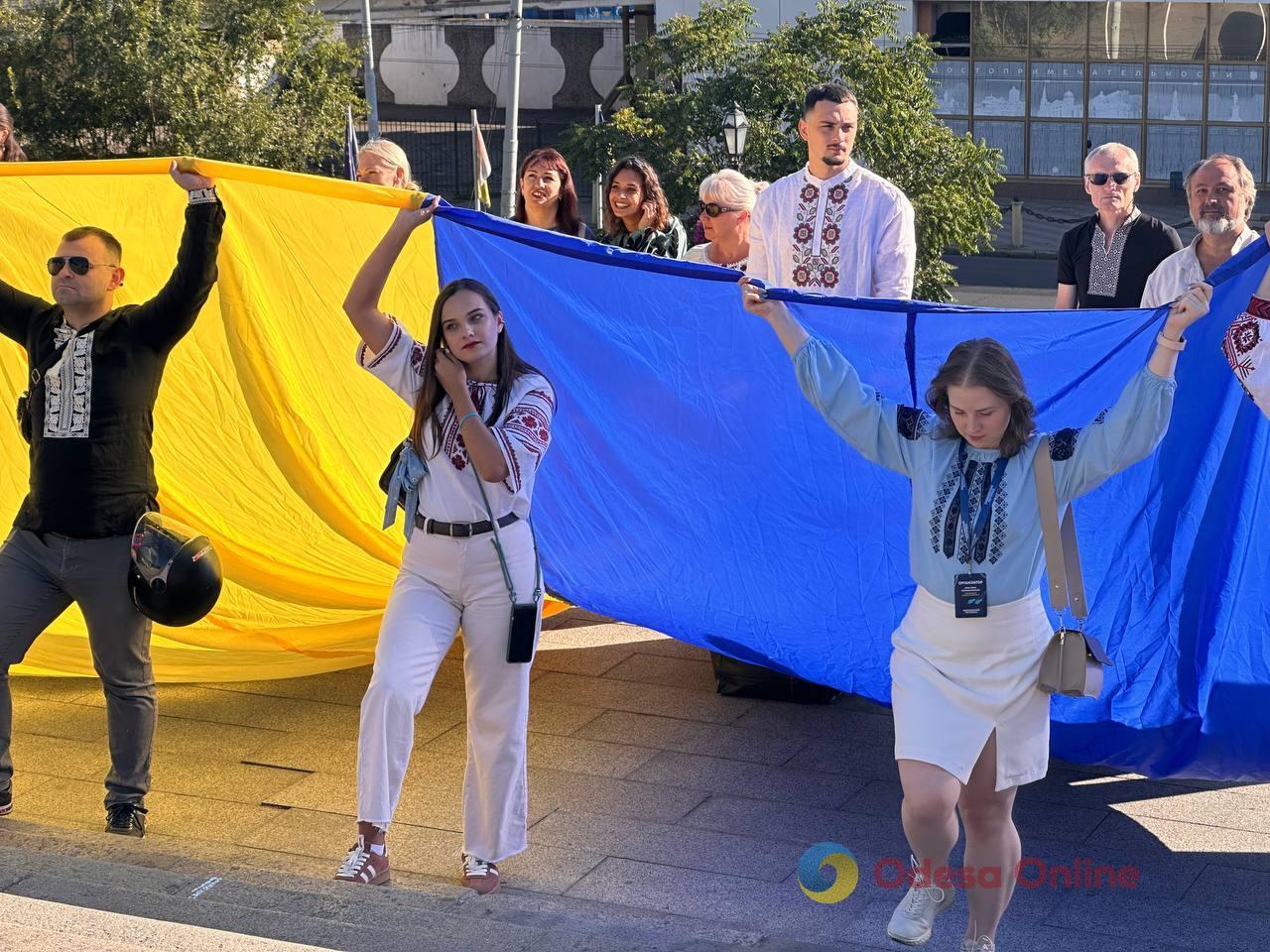 В Одесі на Потьомкінських сходах розгорнули 34-метровий прапор України (фото)