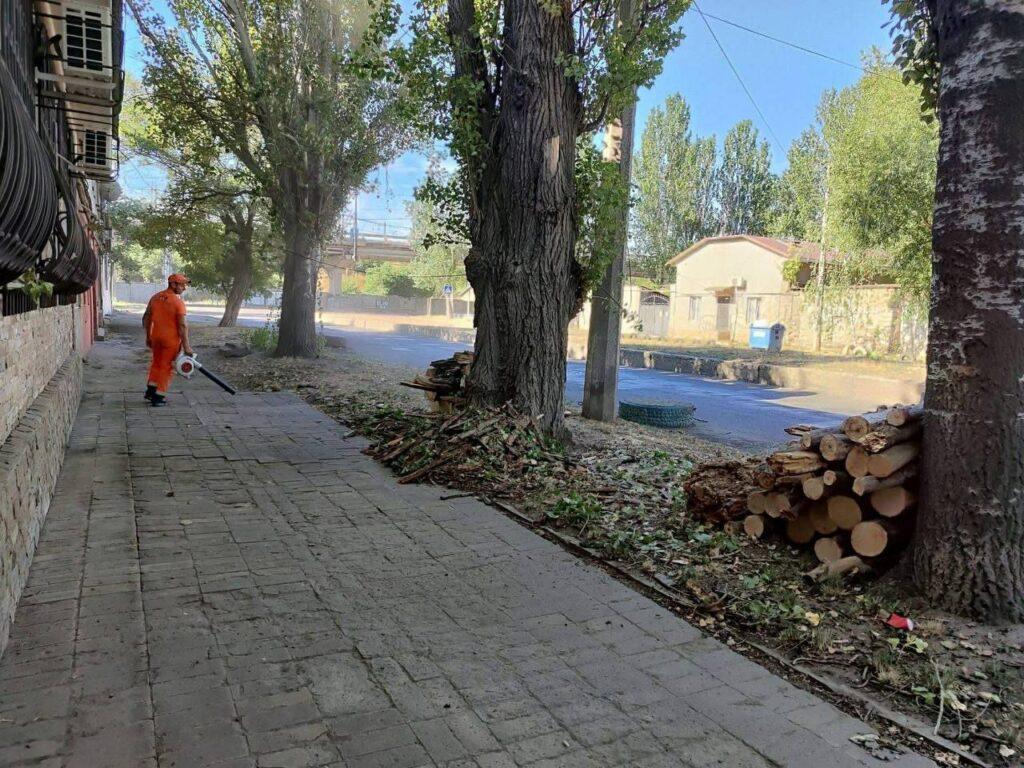 В Одессе продолжают ликвидировать последствия непогоды