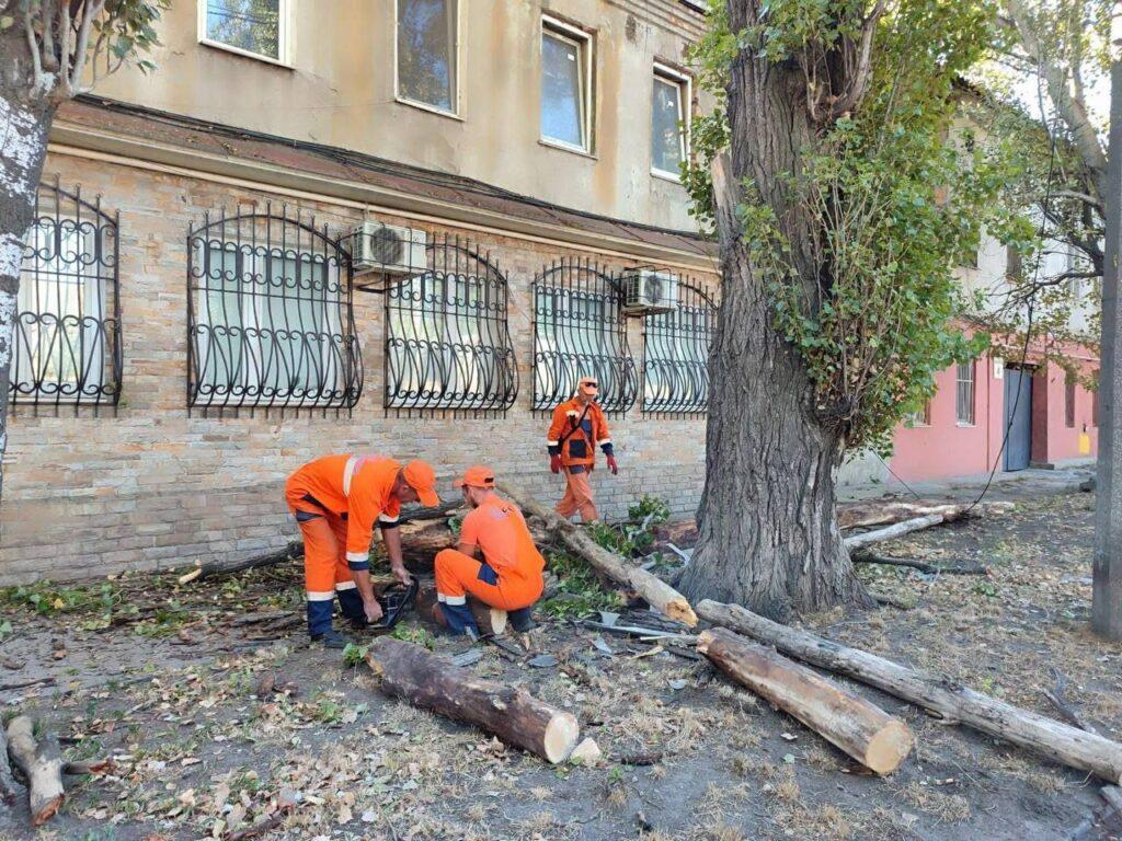 В Одессе продолжают ликвидировать последствия непогоды