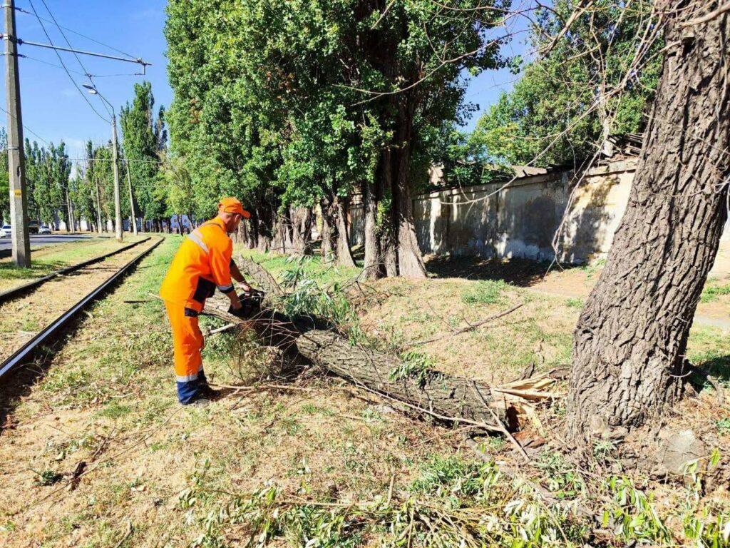 В Одессе продолжают ликвидировать последствия непогоды