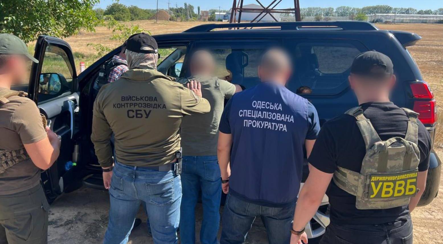 На Одещині ухилянт та військовий змовилися підкупити прикордонника заради виїзду до Молдови На Одещині ухилянт та військовий змовилися підкупити прикордонника заради виїзду до Молдови