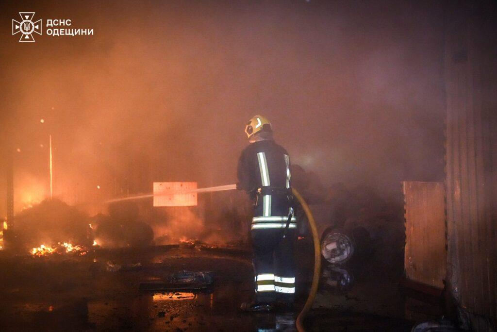 Нічна атака дронами на Одесу: спалахнула масштабна пожежа на складі Нічна атака дронами на Одесу: спалахнула масштабна пожежа на складі