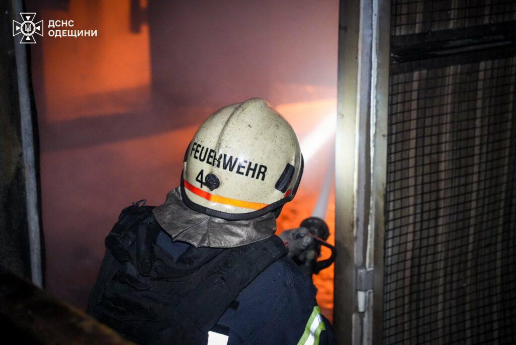 Нічна атака дронами на Одесу: спалахнула масштабна пожежа на складі Нічна атака дронами на Одесу: спалахнула масштабна пожежа на складі