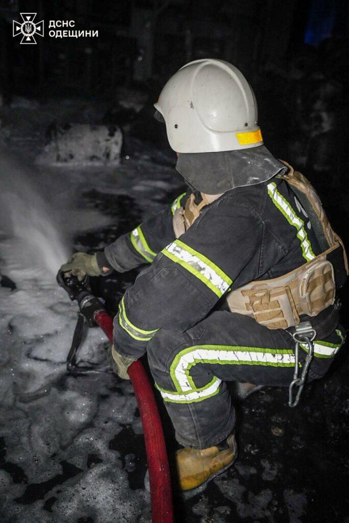 Нічна атака дронами на Одесу: спалахнула масштабна пожежа на складі Нічна атака дронами на Одесу: спалахнула масштабна пожежа на складі