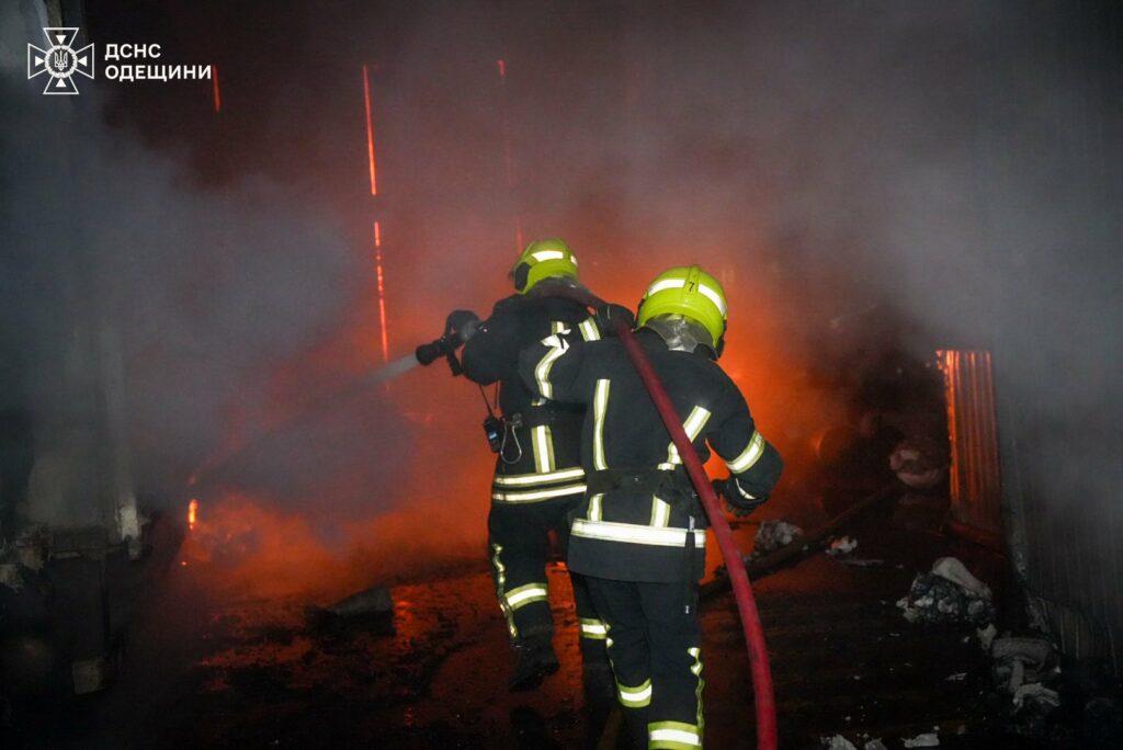 Нічна атака дронами на Одесу: спалахнула масштабна пожежа на складі Нічна атака дронами на Одесу: спалахнула масштабна пожежа на складі