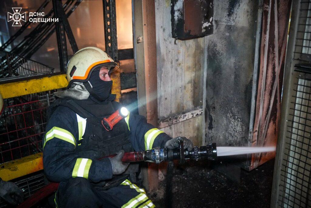 Нічна атака дронами на Одесу: спалахнула масштабна пожежа на складі Нічна атака дронами на Одесу: спалахнула масштабна пожежа на складі