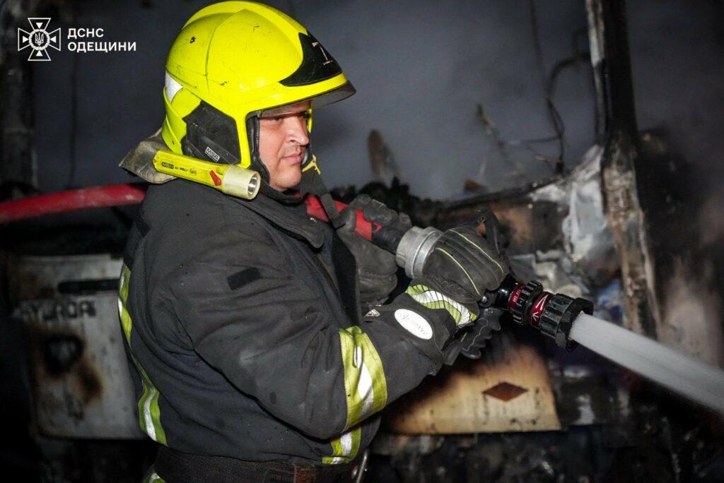 Нічна атака дронами на Одесу: спалахнула масштабна пожежа на складі Нічна атака дронами на Одесу: спалахнула масштабна пожежа на складі