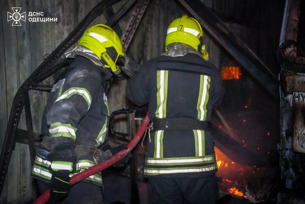 Нічна атака дронами на Одесу: спалахнула масштабна пожежа на складі Нічна атака дронами на Одесу: спалахнула масштабна пожежа на складі