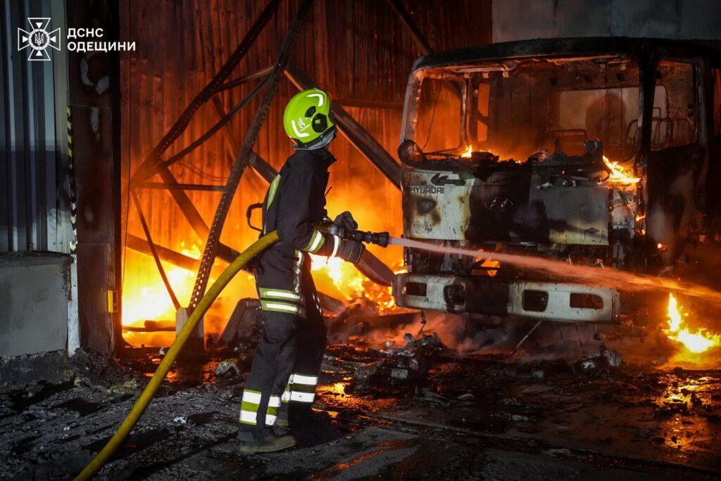 Нічна атака дронами на Одесу: спалахнула масштабна пожежа на складі Нічна атака дронами на Одесу: спалахнула масштабна пожежа на складі