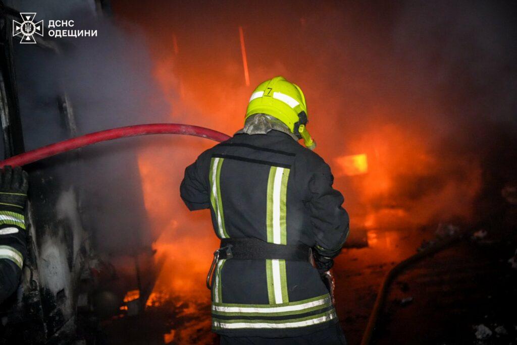 Нічна атака дронами на Одесу: спалахнула масштабна пожежа на складі Нічна атака дронами на Одесу: спалахнула масштабна пожежа на складі