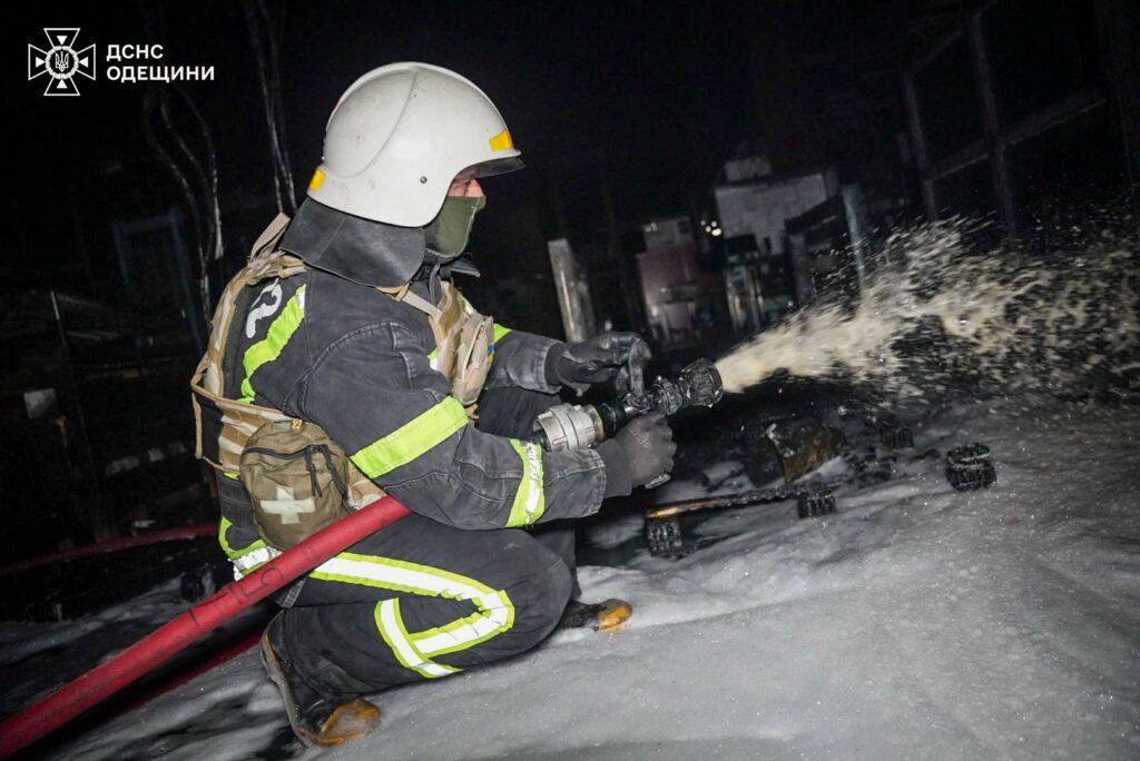 Нічна атака дронами на Одесу: спалахнула масштабна пожежа на складі Нічна атака дронами на Одесу: спалахнула масштабна пожежа на складі