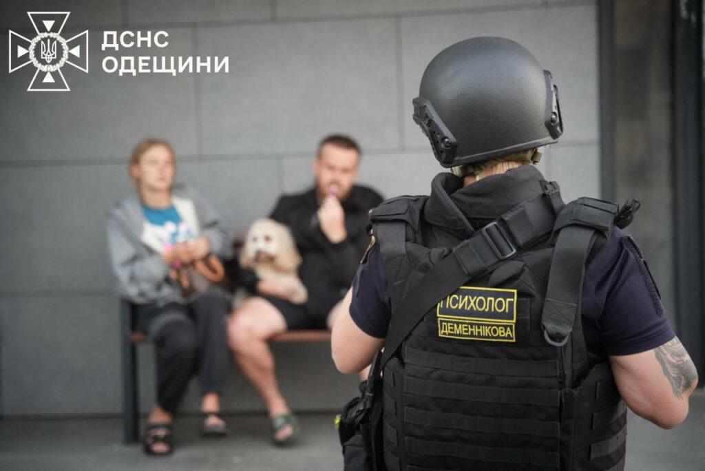 Спасатели показали последствия ночной дроновой атаки РФ по Одессе
