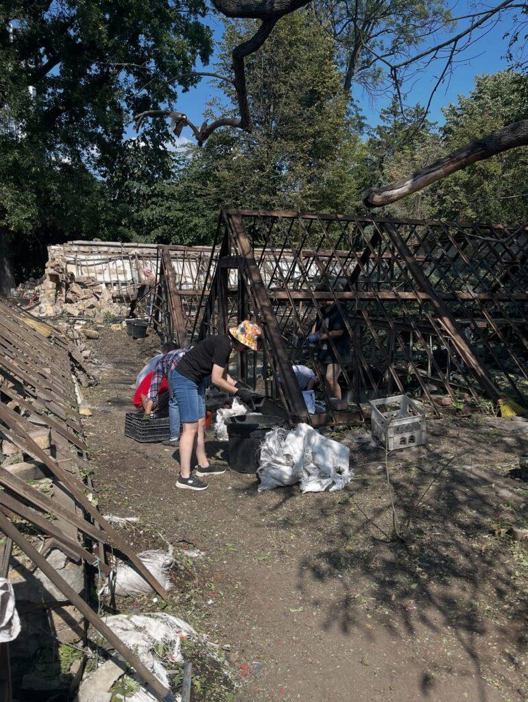 Спасают растения и убирают: продолжается восстановление Одесского ботсада после обстрела РФ