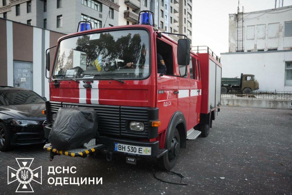 Спасатели показали последствия ночной дроновой атаки РФ по Одессе