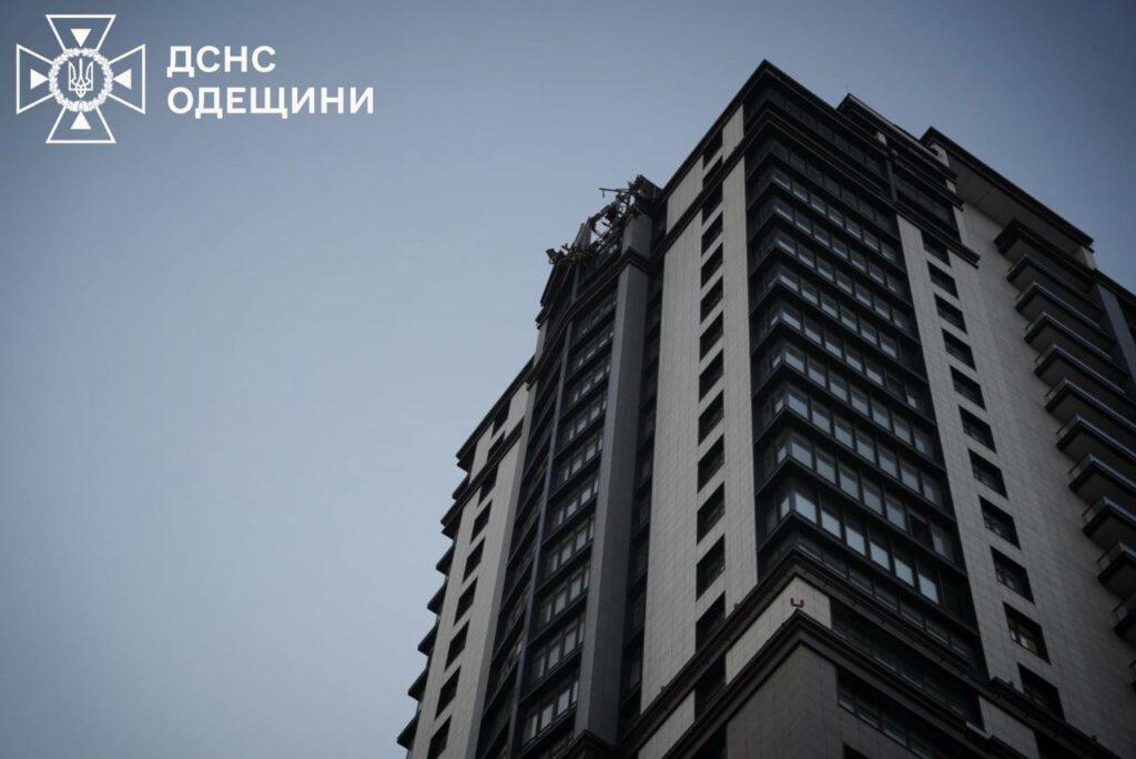 Спасатели показали последствия ночной дроновой атаки РФ по Одессе