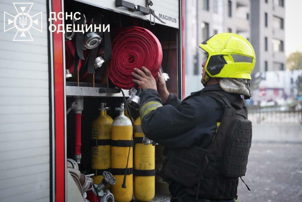 Спасатели показали последствия ночной дроновой атаки РФ по Одессе