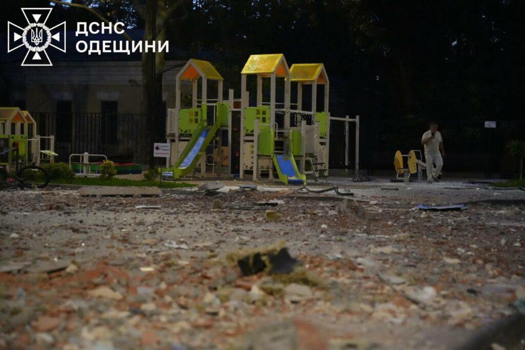 Спасатели показали последствия ночной дроновой атаки РФ по Одессе