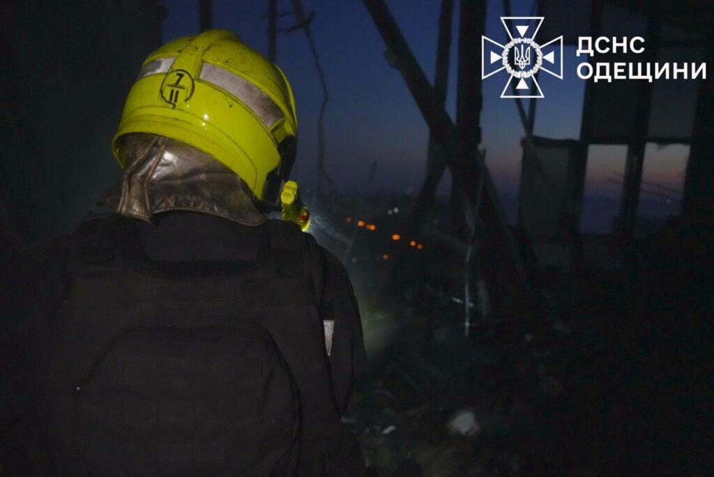 Спасатели показали последствия ночной дроновой атаки РФ по Одессе