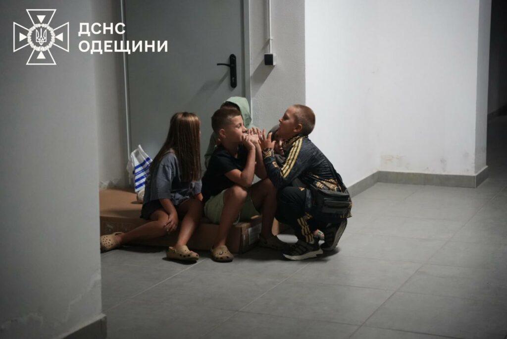 Спасатели показали последствия ночной дроновой атаки РФ по Одессе