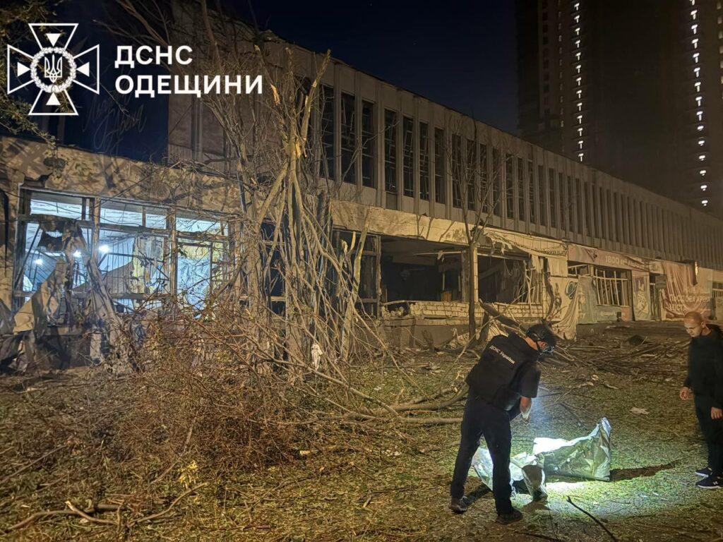Спасатели показали последствия ночной дроновой атаки РФ по Одессе