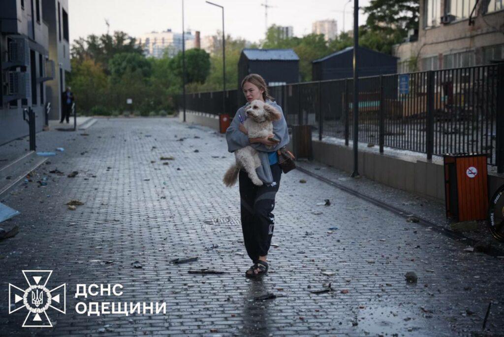 Спасатели показали последствия ночной дроновой атаки РФ по Одессе