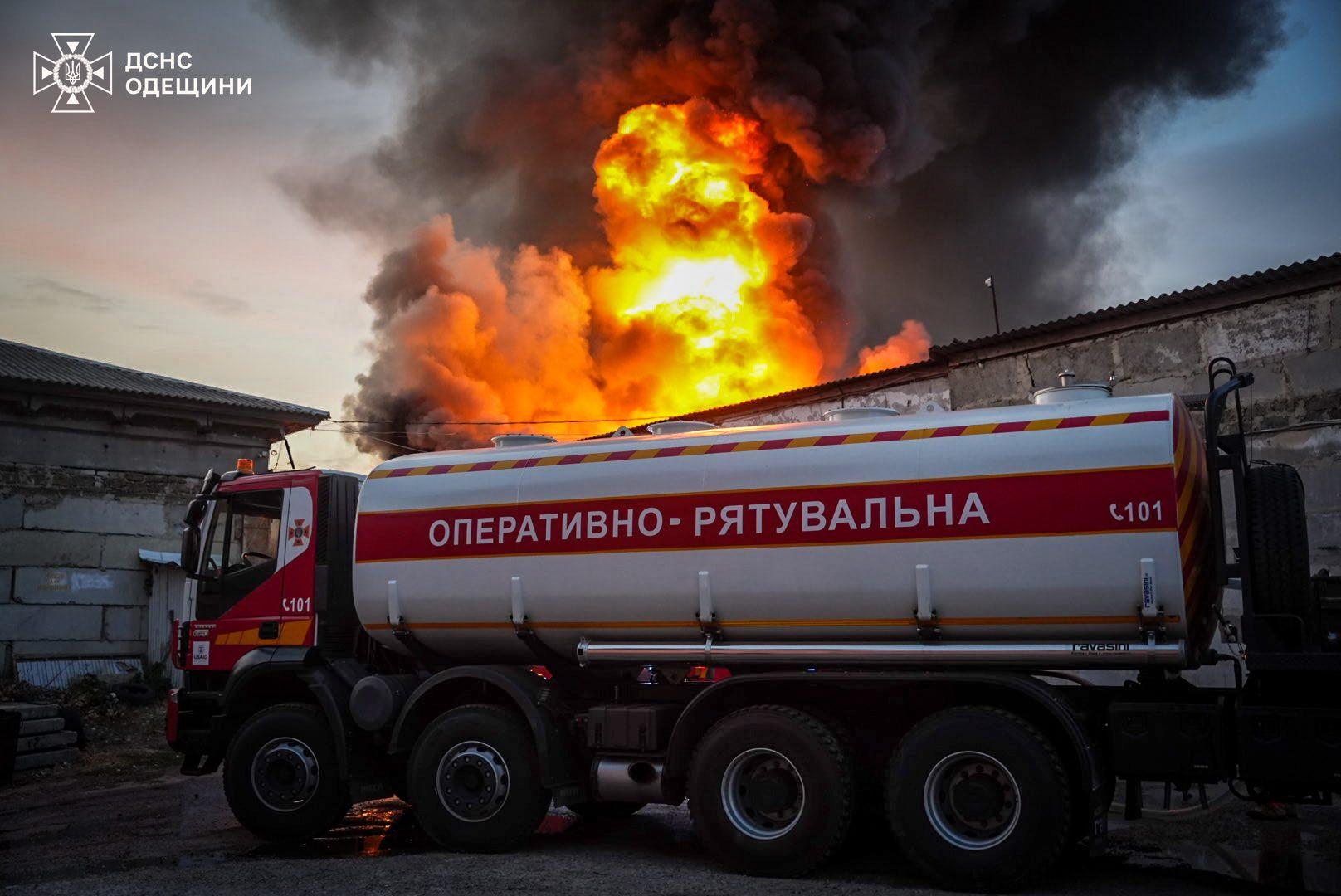 В Авангарді сталася масштабна пожежа на складі з побутовою технікою (фото, відео)