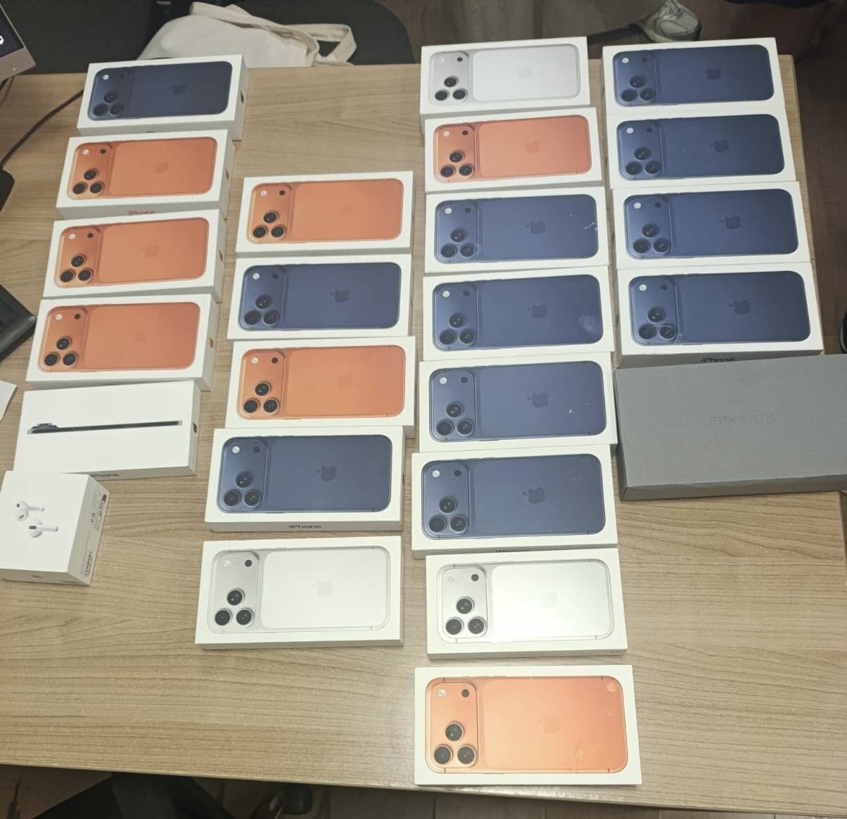 Одеські митники вилучили партію iPhone 17 на два мільйони гривень (фото) Одеські митники вилучили партію iPhone 17 на два мільйони гривень (фото)
