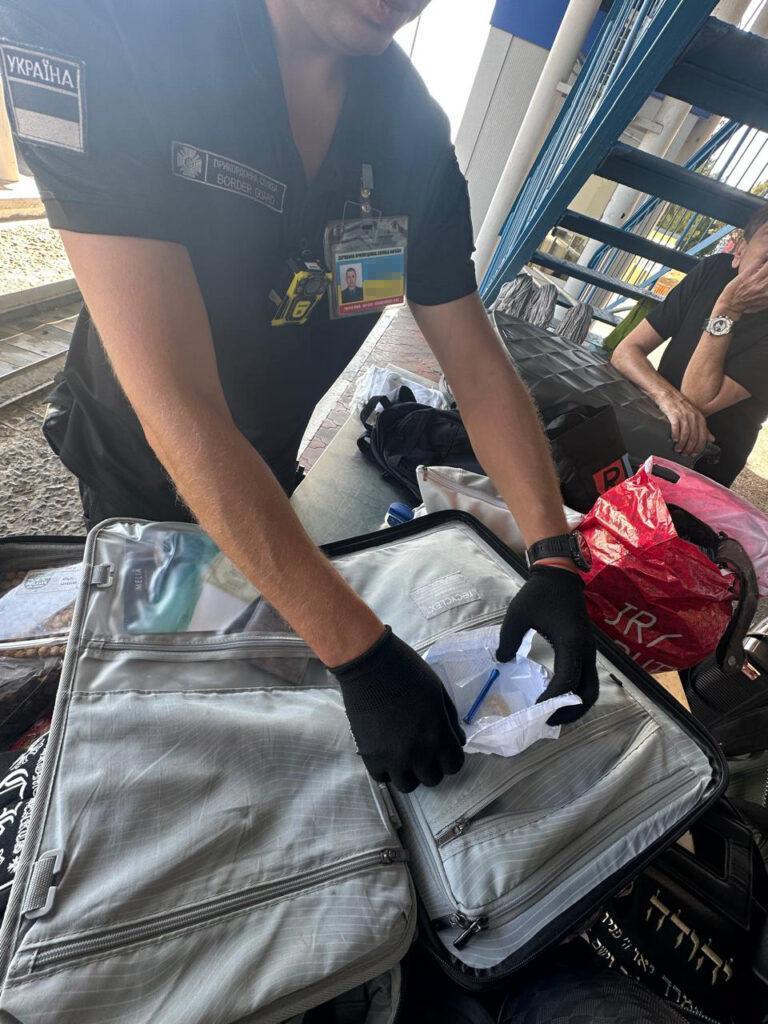 На Одещині прикордонники виявили кокаїн та екстазі в багажі громадянина Франції