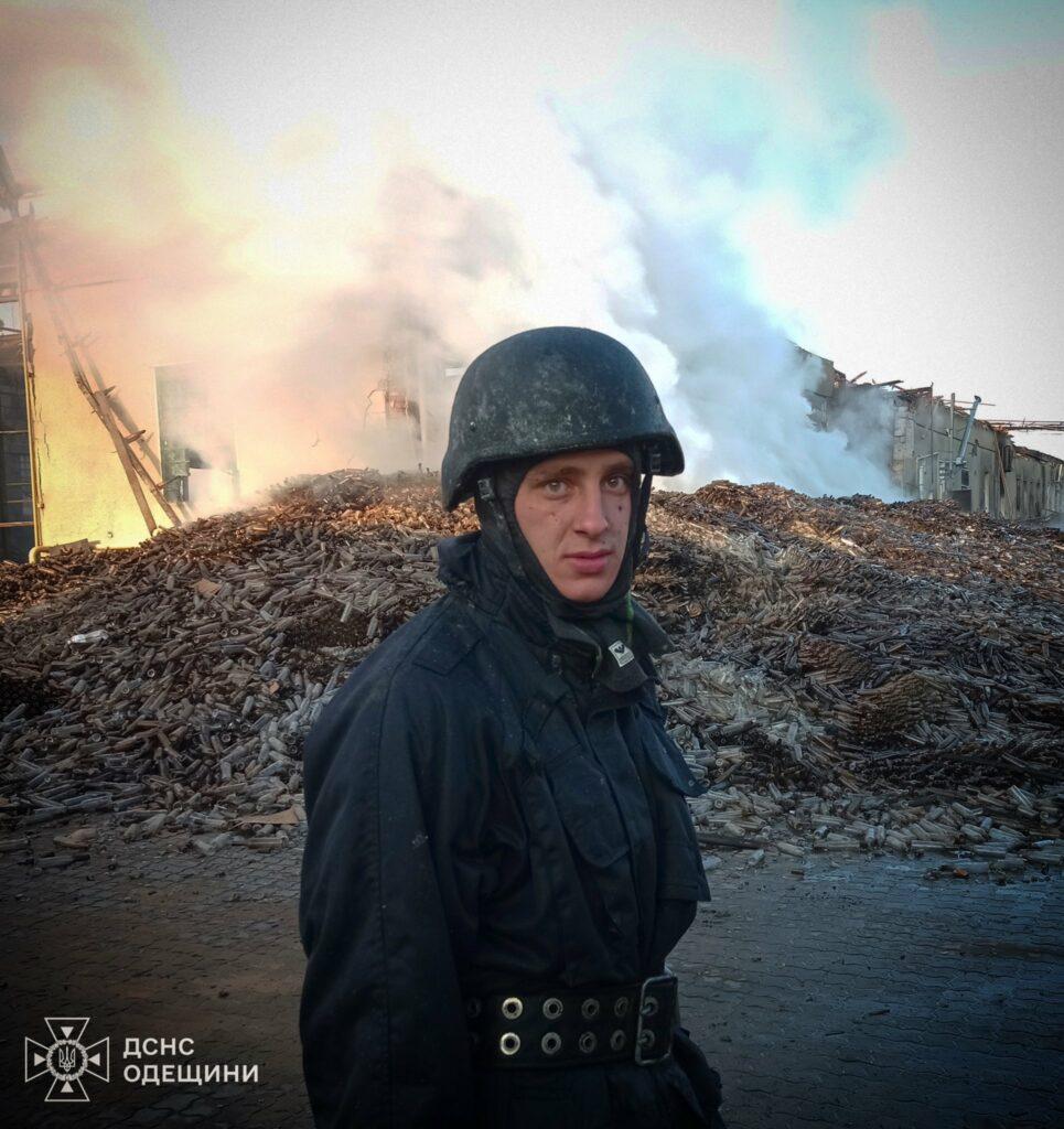 Справжня мужність має обличчя: як одеські рятувальники ліквідували наслідки нічної атаки