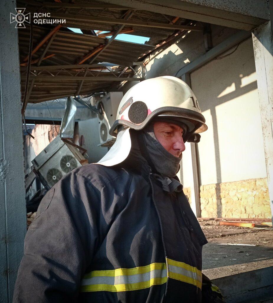 Справжня мужність має обличчя: як одеські рятувальники ліквідували наслідки нічної атаки