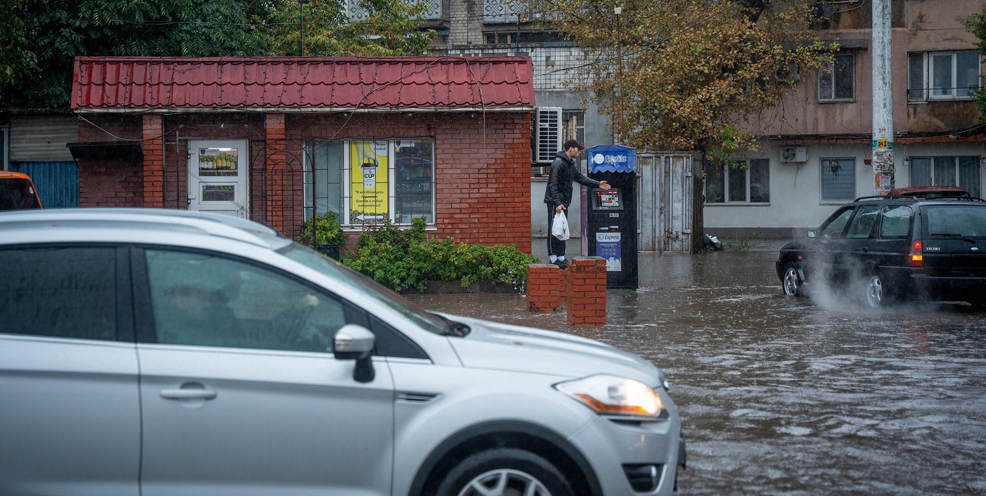Ливень в Одессе: движение транспорта в городе постепенно восстанавливается