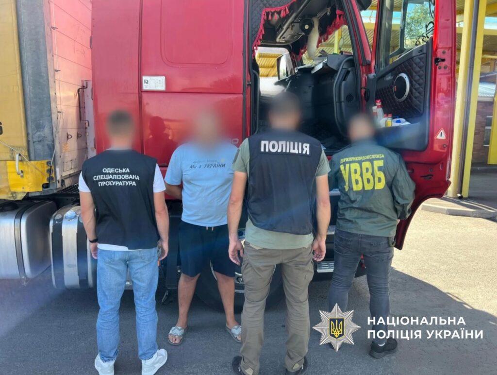 Под Одессой задержали дальнобойщика, который вез мужчину призывного возраста в Молдову