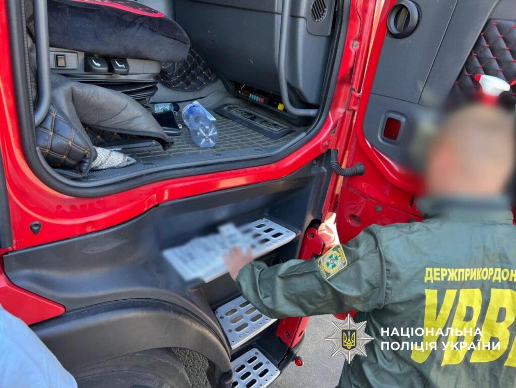 Под Одессой задержали дальнобойщика, который вез мужчину призывного возраста в Молдову