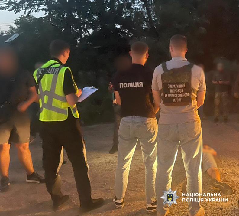 Схованка у фурі: на Одещині викрили іноземців, що везли чоловіків до Молдови